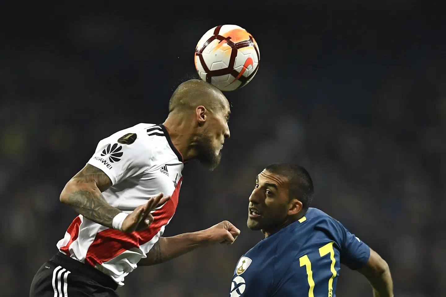 River Plates Jonatan Maidana (til venstre) vandt denne luftduel mod Boca Juniors-spilleren Ramon Abila i den anden af to finalekampe om Copa Libertadores-trofæet. River Plate endte med at vinde titlen. Oscar Del Pozo/Ritzau Scanpix