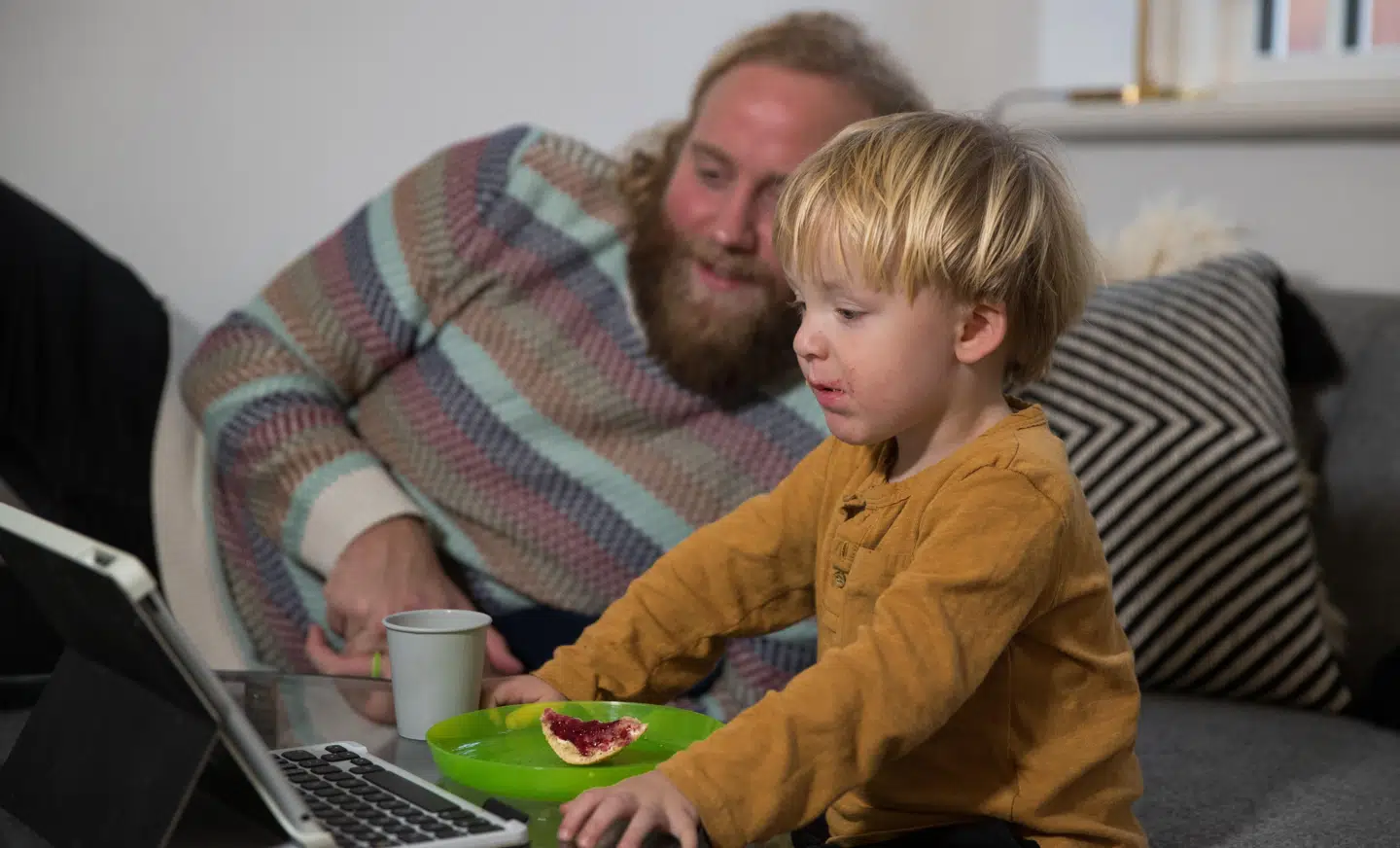 Stifteren af 'The Back to Life Project', Mikkel Salling Holmgaard, ses her sammen med storebror Axel i familiens hjem i Aalborg. Foto: Rasmus Skaftved.