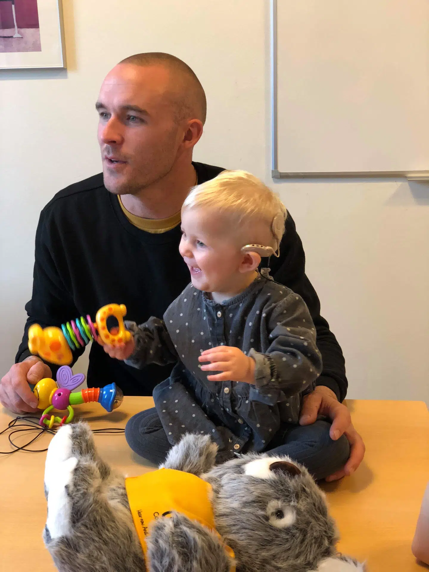 Lilly hører for første gang d. 8 okt. 2018. Foto: Privat.