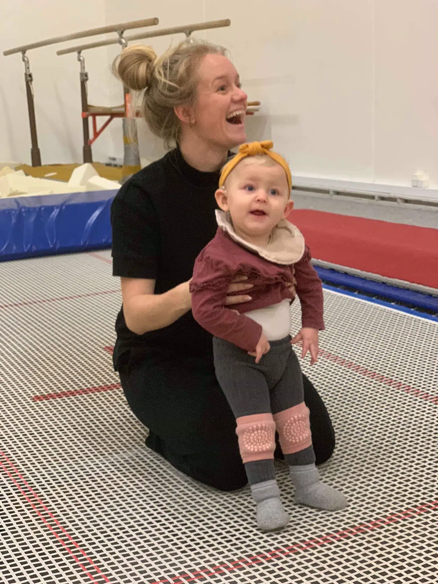 Lily og hendes mor træner ofte i en nærliggende springsal. Lily er meget begejstret for trampoliner. Foto: Privat.