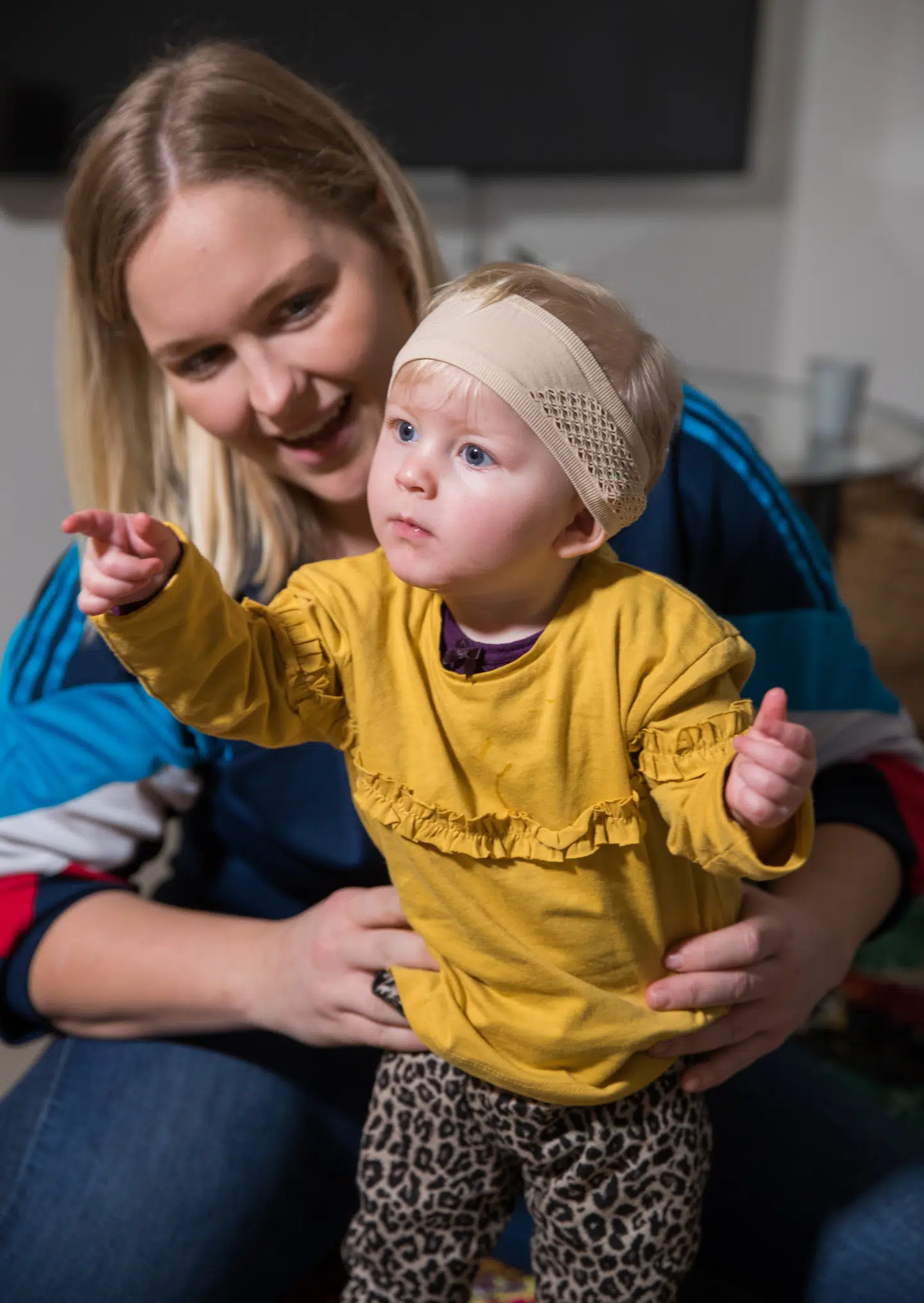 Lily og fysioterapeuten Pernille fra 'The Back to Life Project' træner sammen dagligt for at Lily kan få en normal som mulig hverdag i fremtiden. Foto: Rasmus Skaftved.