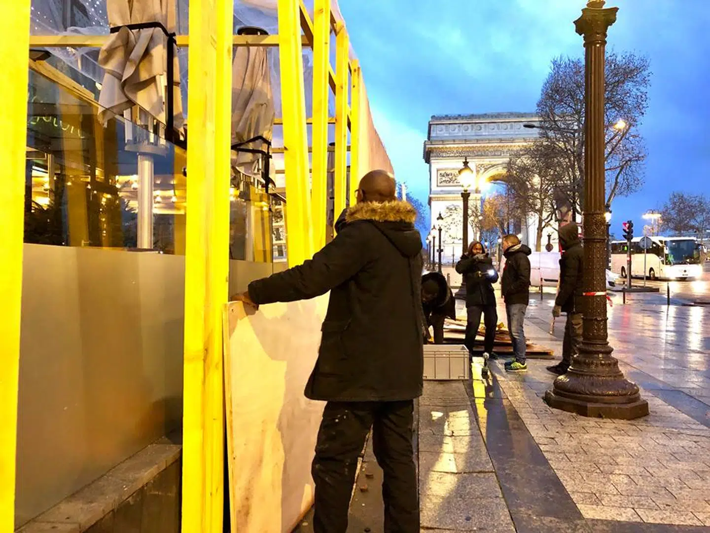 Søndag morgen fjernes barrikaderne på de dyre butiksruder ved Champs-Élysées, så butikkerne igen kan holde åbent efter lørdagens demonstrationer.