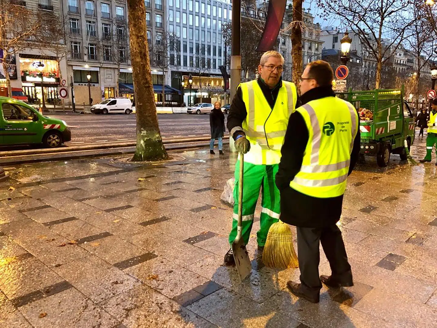 Der er stadig gule veste på Champ-Élysées søndag morgen, men denne gang er de på arbejde. Bevægelsen 'De Gule Veste' består primært af folk fra arbejderklassen som er træt af, at præsident Macron ikke ser dem, men kun hjælper de rige.