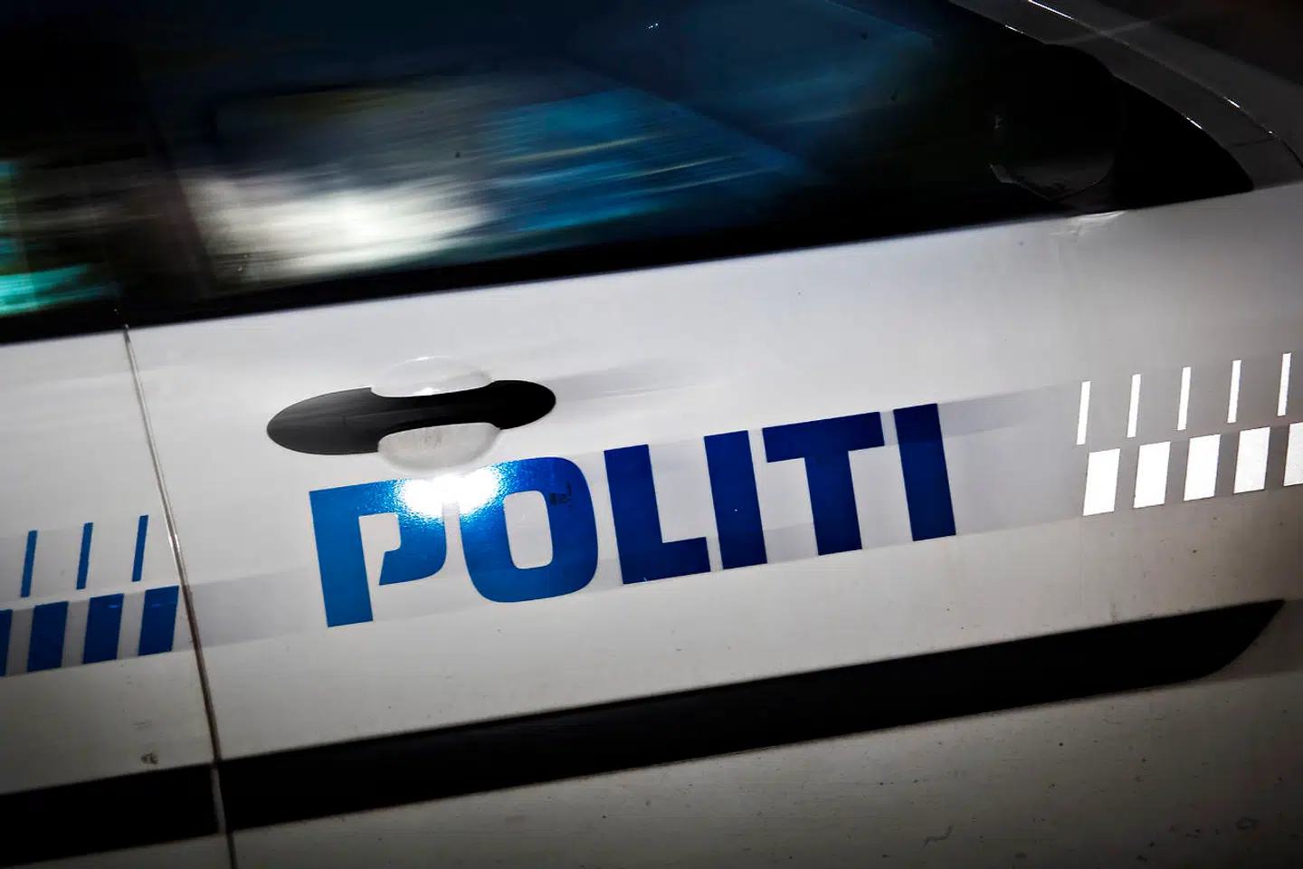 Politiet har natten til søndag sigtet en taxichauffør og en varebilschauffør for uagsomt manddrab, efter at en 49-årig kvinde mistede livet efter at være blevet påkørt af de to biler.