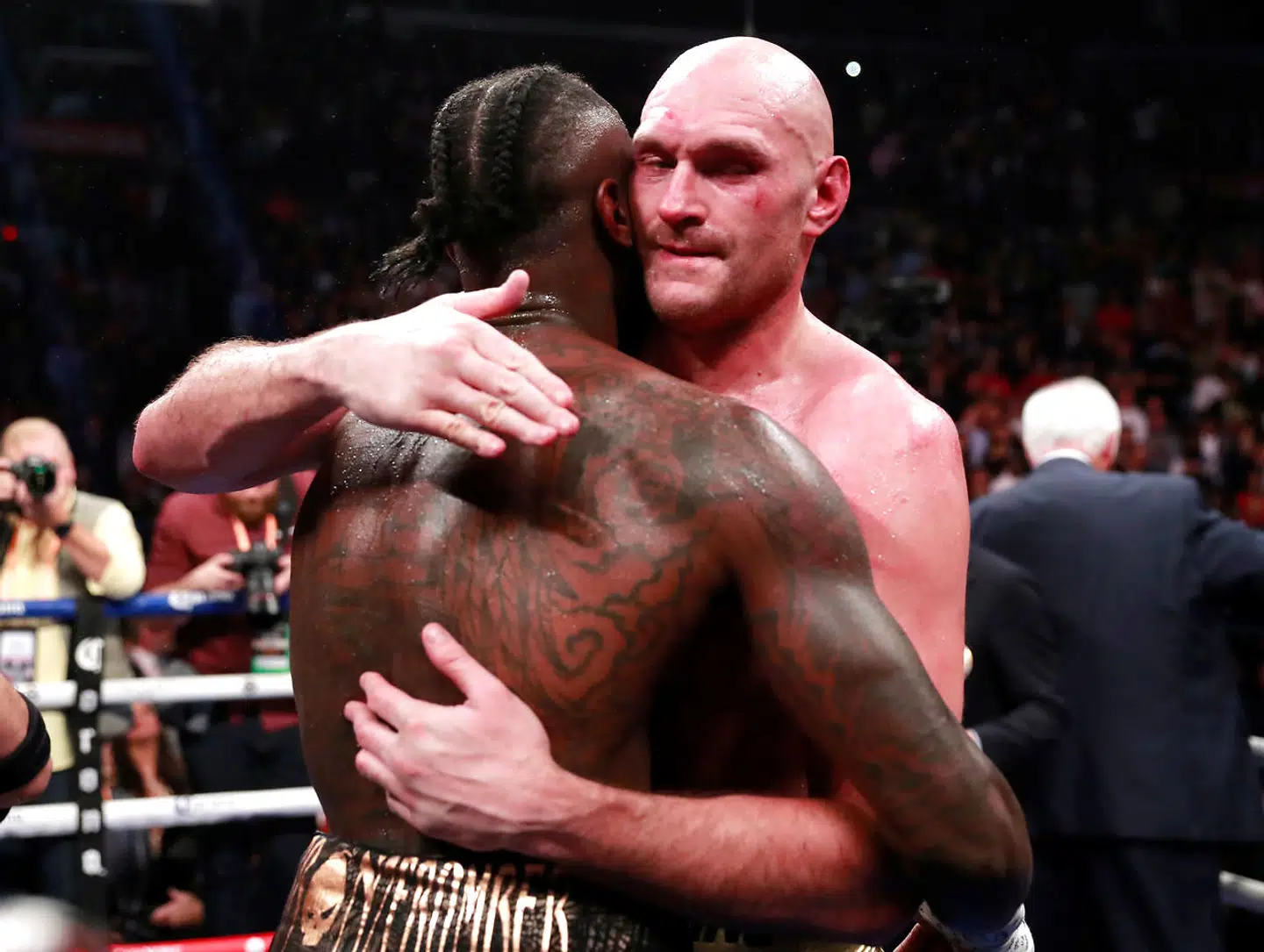 Deontay Wilder og Tyson Fury boksede en dramatisk kamp om VM-bæltet i sværvægt.