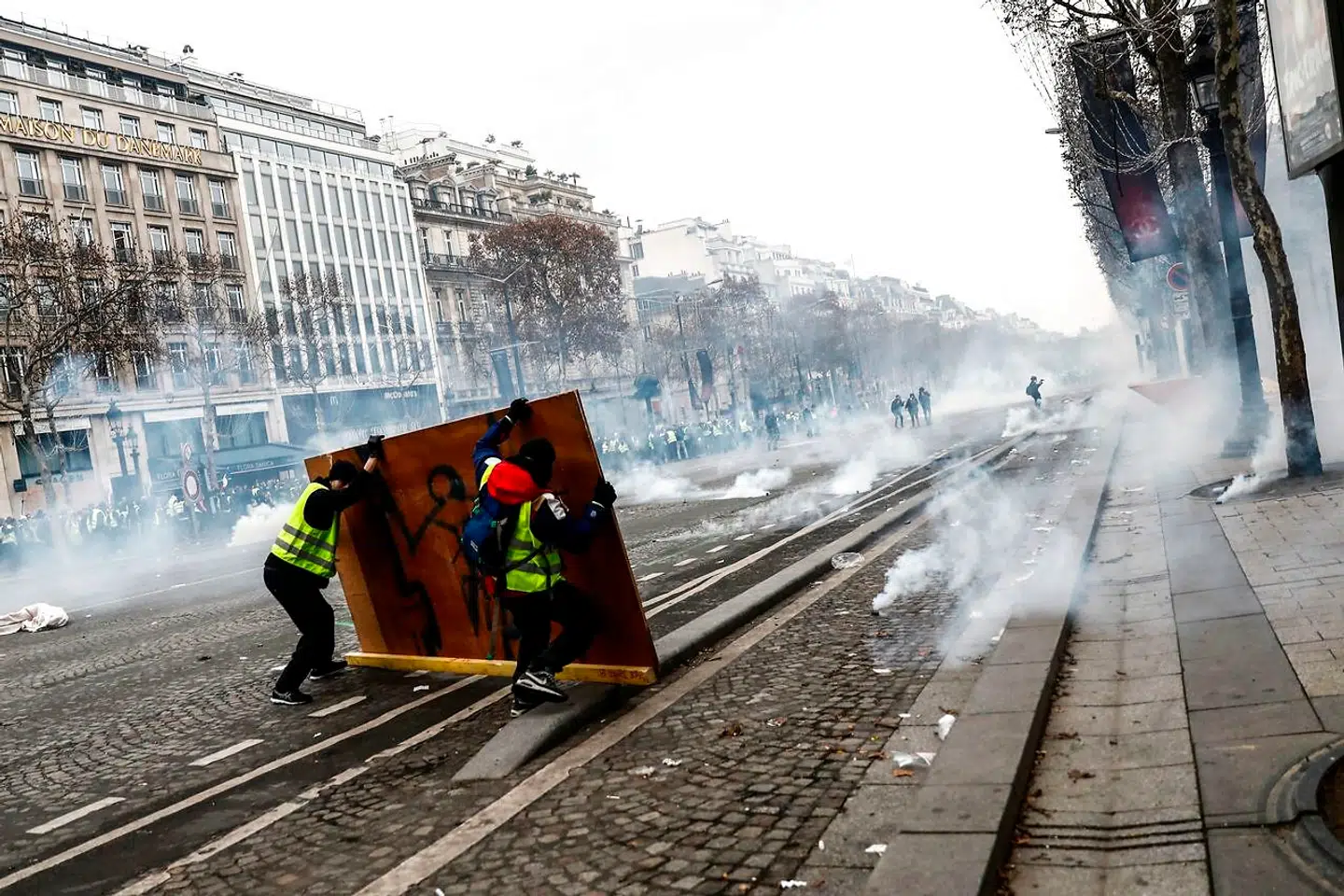 Voldsomme gadekampe i hjertet af Paris. Lørdag 8. december.