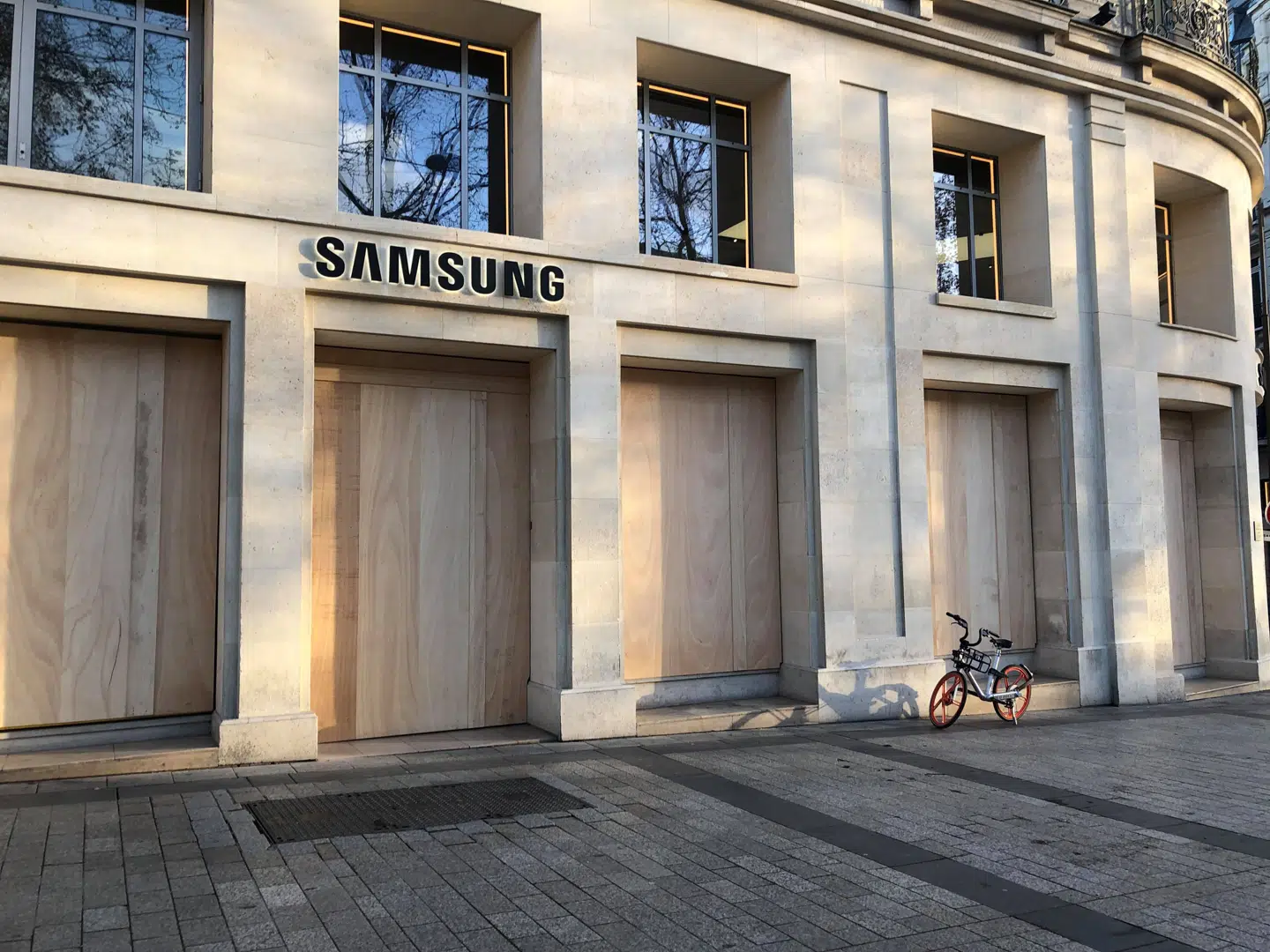 Flere butikker er lørdag morgen barrikaderet i hjertet af Paris