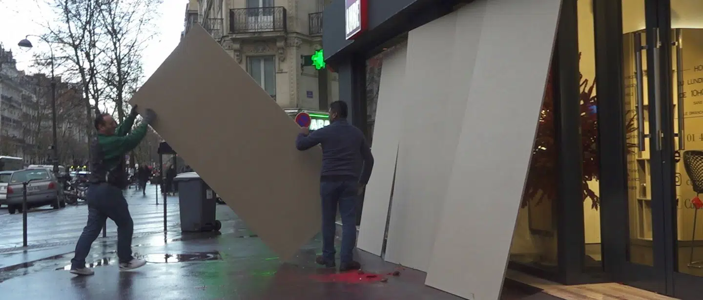 Fredag eftermiddag var flere hoteller og butikker i gang med at sætte træ for vinduer og døre, så demonstranter kan ødelægge dem.