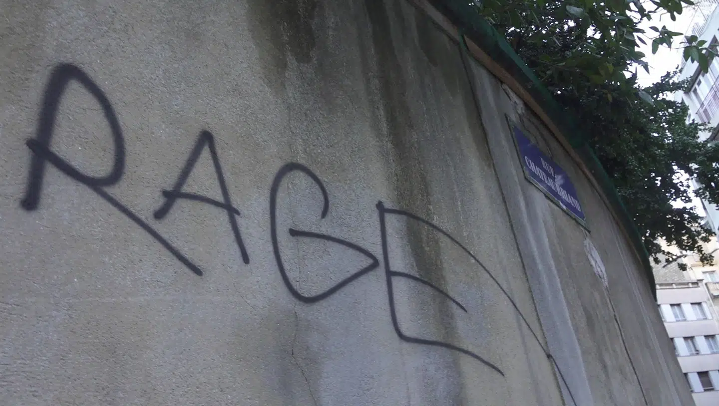 Der er blevet skrevet 'rage' (på dansk 'raseri') på en mur tæt ved Triumfbuen.