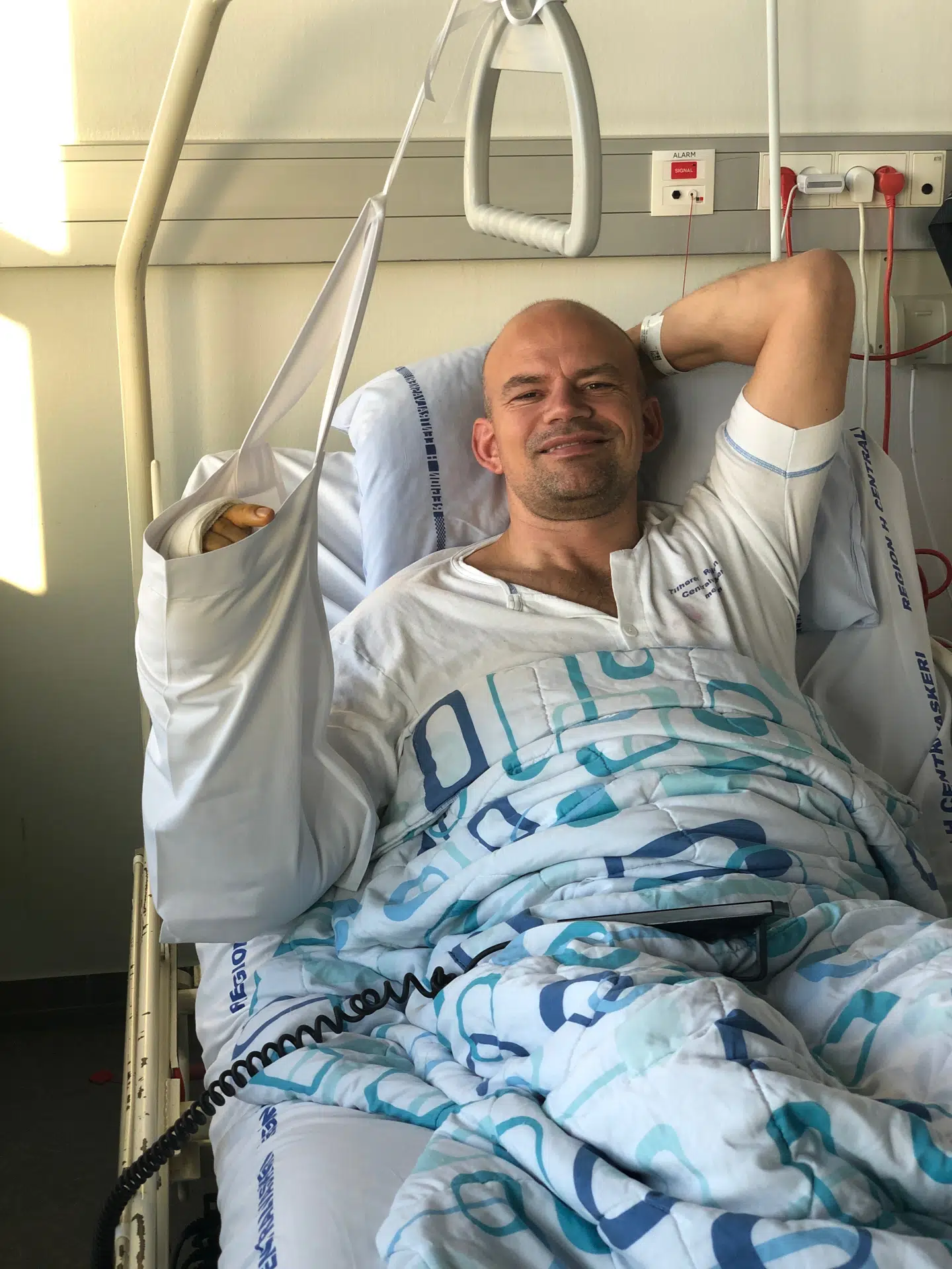 Jesper Vollmer gennemgik torsdag en stor operation i sin højre hånd på Rigshospitalet.