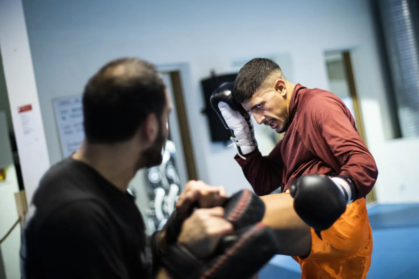 Den danske verdensmester i både thai- og kickboksning, Youssef Assouik, skal op til en kamp bruge en måned på at omstille sig fra den ene til den anden kampsport sammen med træner Abdul Albarazi. Olafur Steinar Gestsson/Ritzau Scanpix