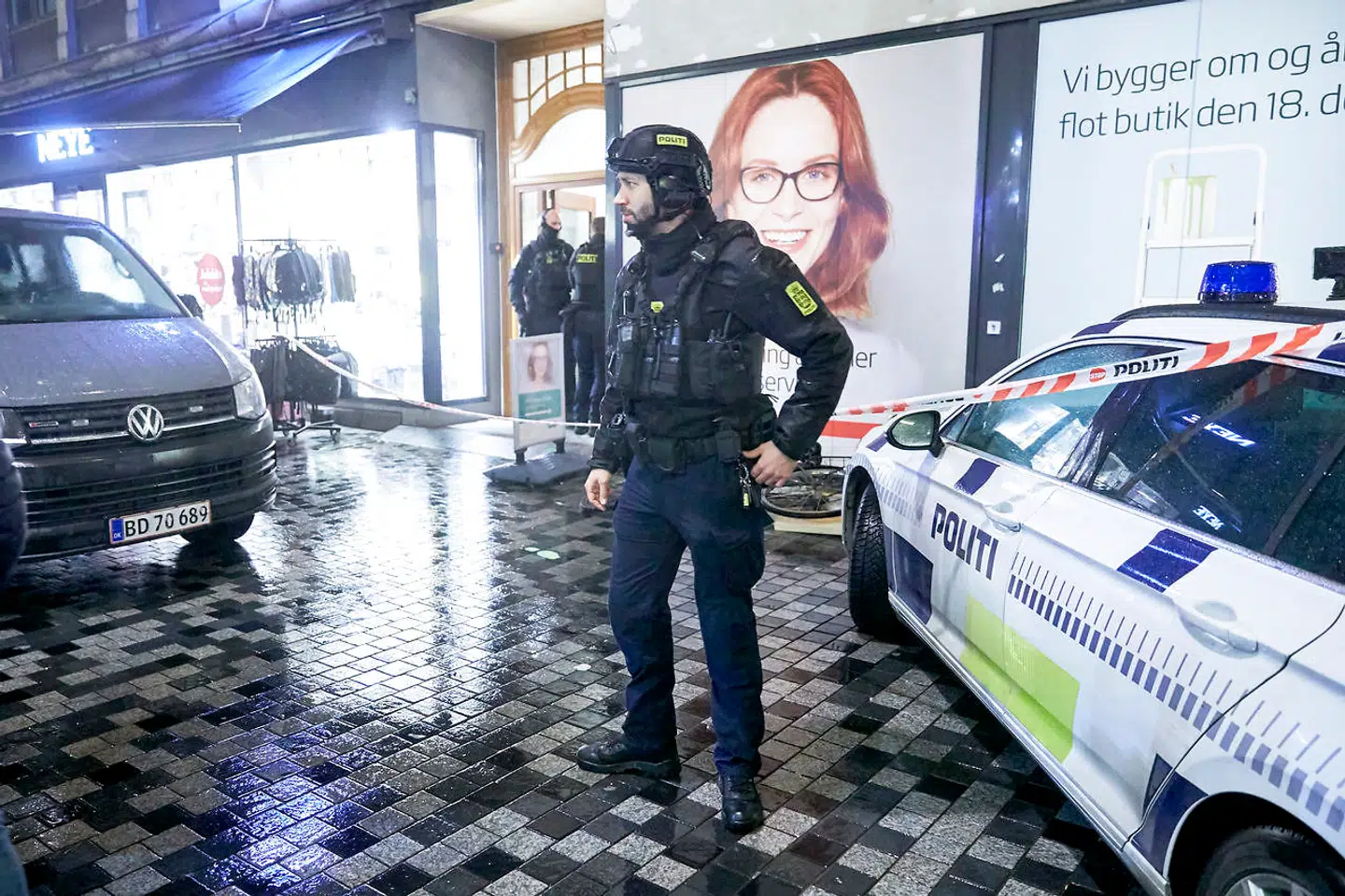 Politi i Købmagergade efter en anmeldelse om bevæbnet mand i indre København. Store politistyrker er til stede i indre København torsdag den 6. december 2018 Illum i Købmagergade og flere togstationer er lukket. (Foto: Jens Astrup/Ritzau Scanpix)