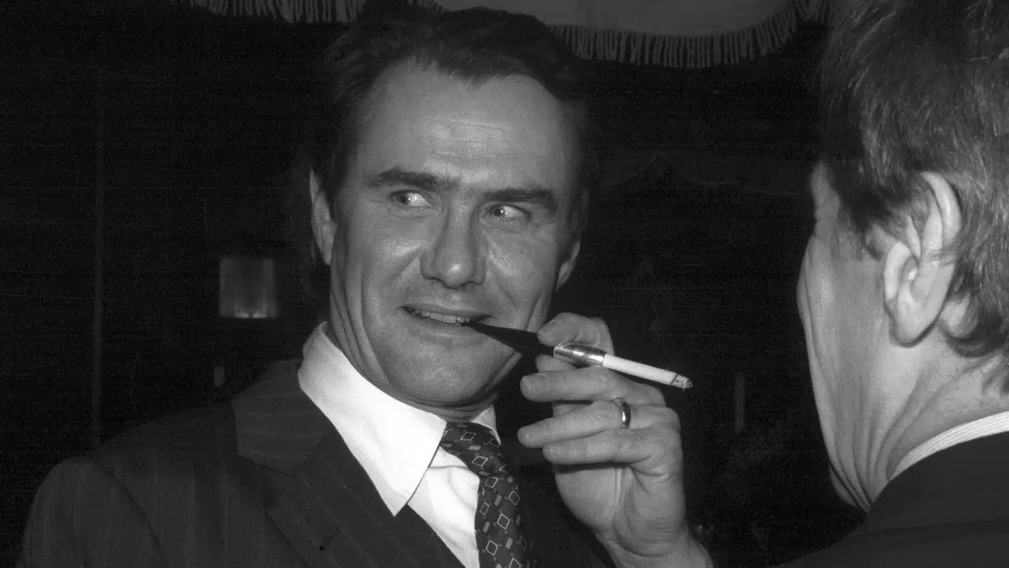 Prinsgemalen ses til filmepremiere, hvor han får sig en cigaret. Billedet er taget i 1982.