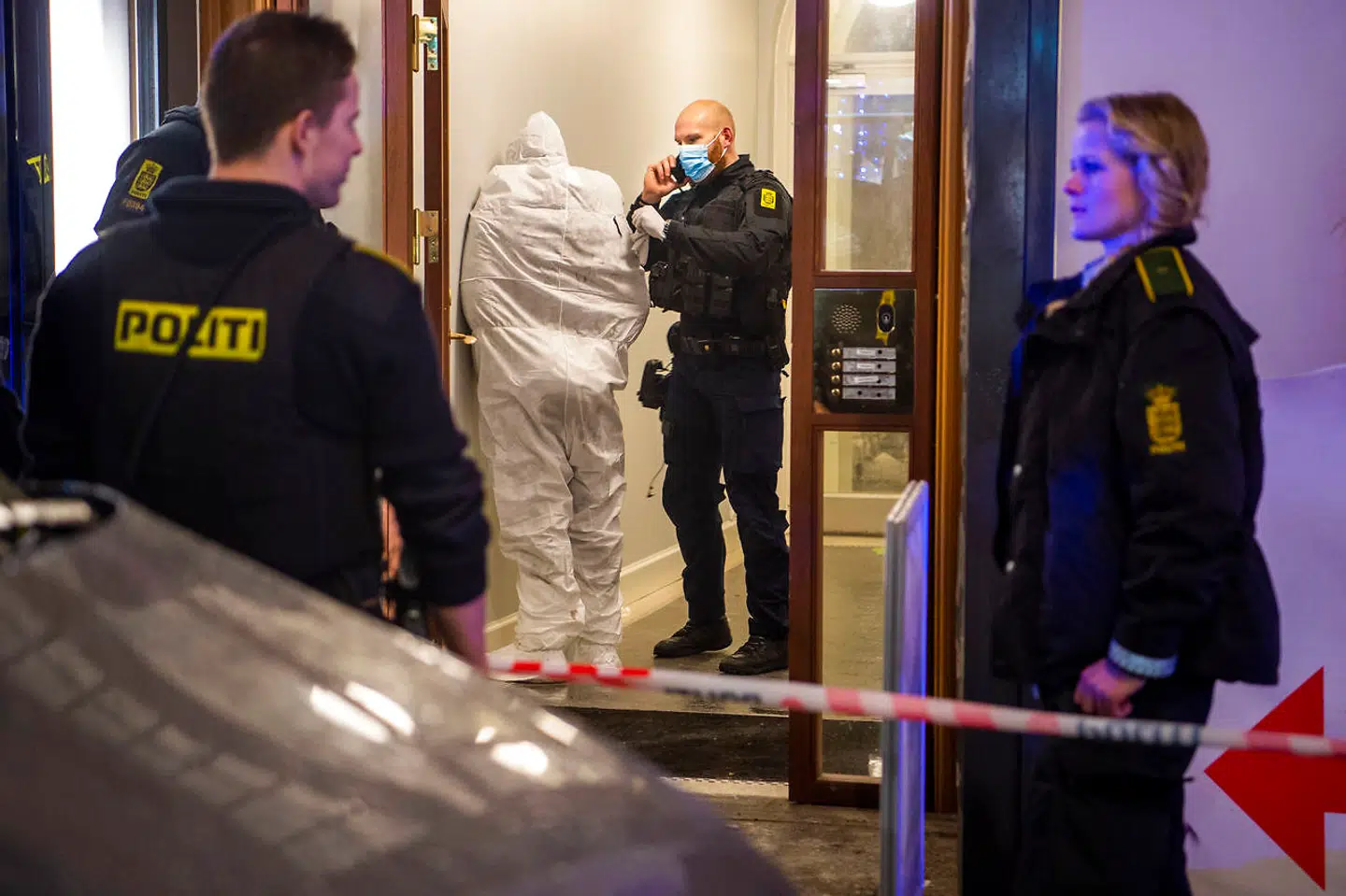 Efter at være blevet anholdt af politiet på Købmagergade blev manden iført en hvid heldragt.