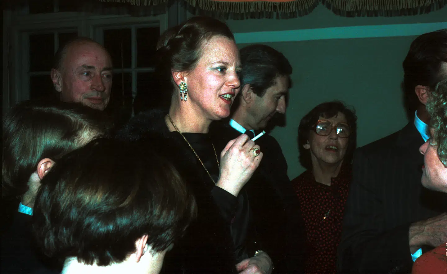 Dette billede af Dronningen har aldrig været offentliggjort før. Det er til en filmpremiere i 1982.