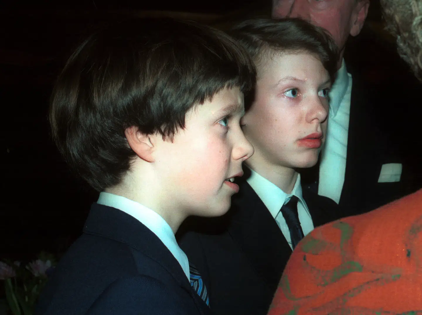 Kronprins Frederik og prins Joachim i 1982 med deres forældre til filmpremiere.