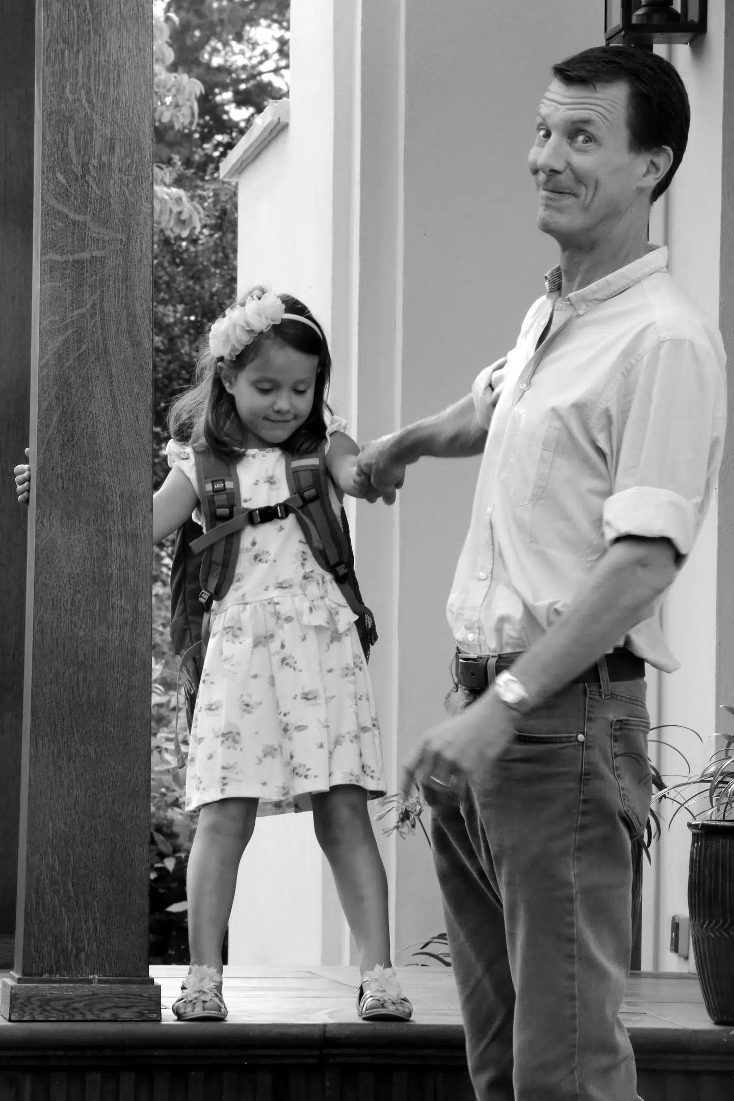 Prinsesse Athena er genert overfor fotograferne og hiver i sin far.