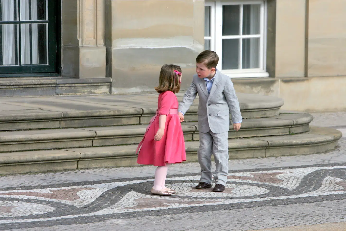Prins Christian giver sin lillesøster prinsesse Isabella et par bestemte ord med på vejen.