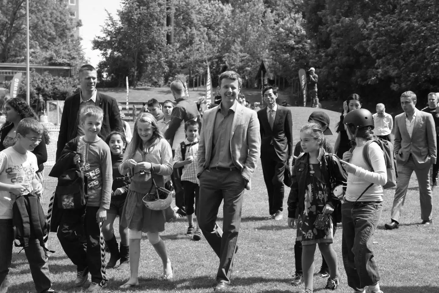 Kronprins Frederik omgivet af børn ved OL Skole tilbage i 2011.