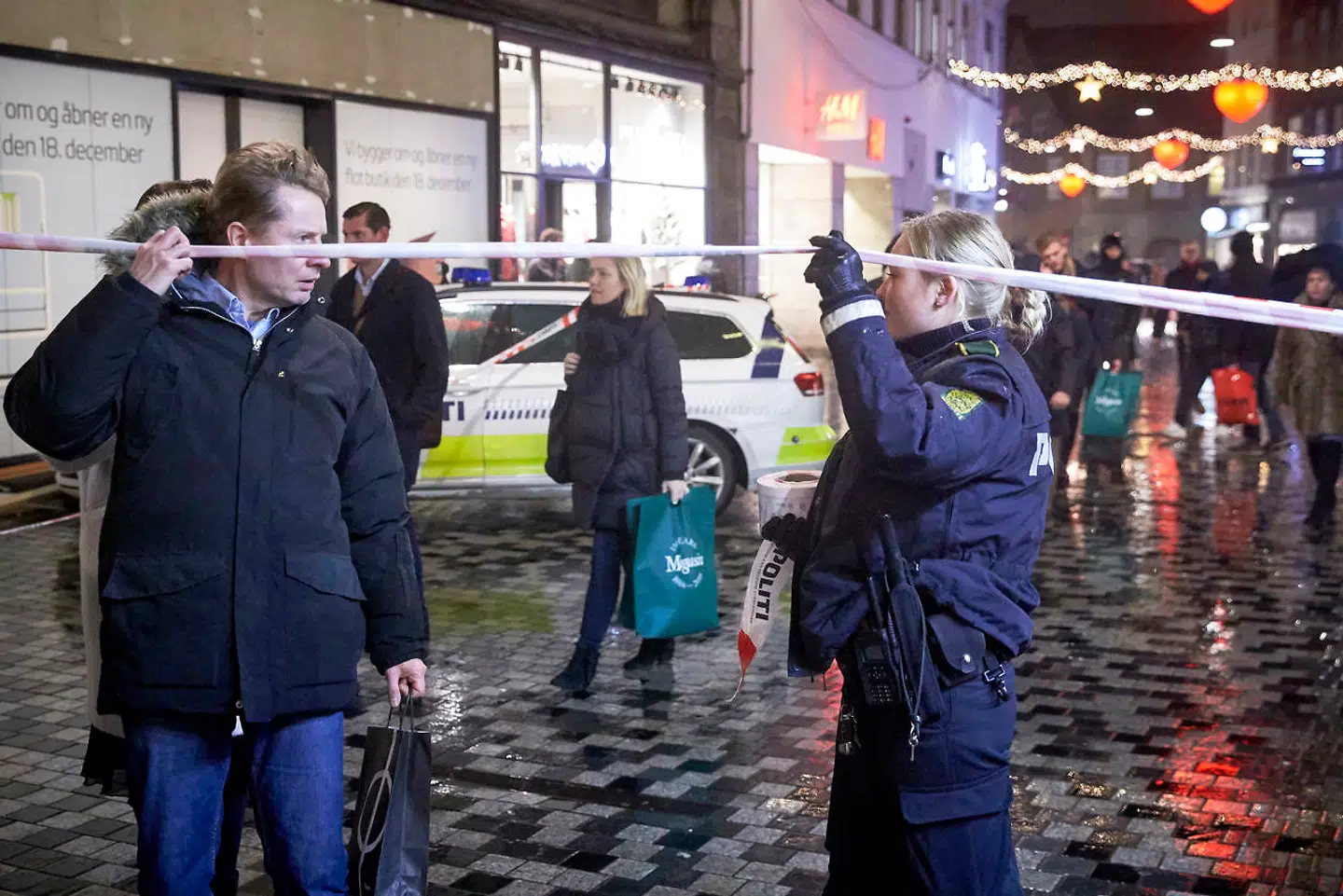 Politiet afspærrer Købmagergade efter en anmeldelse om en bevæbnet mand i indre København. Store politistyrker er til stede i indre København torsdag den 6. december 2018 Illum i Købmagergade og flere togstationer er lukket. (Foto: Jens Astrup/Ritzau Scanpix) Købmagergade afspærres. Politiaktion i Købmagergade. Torsdag 6. december 2018.