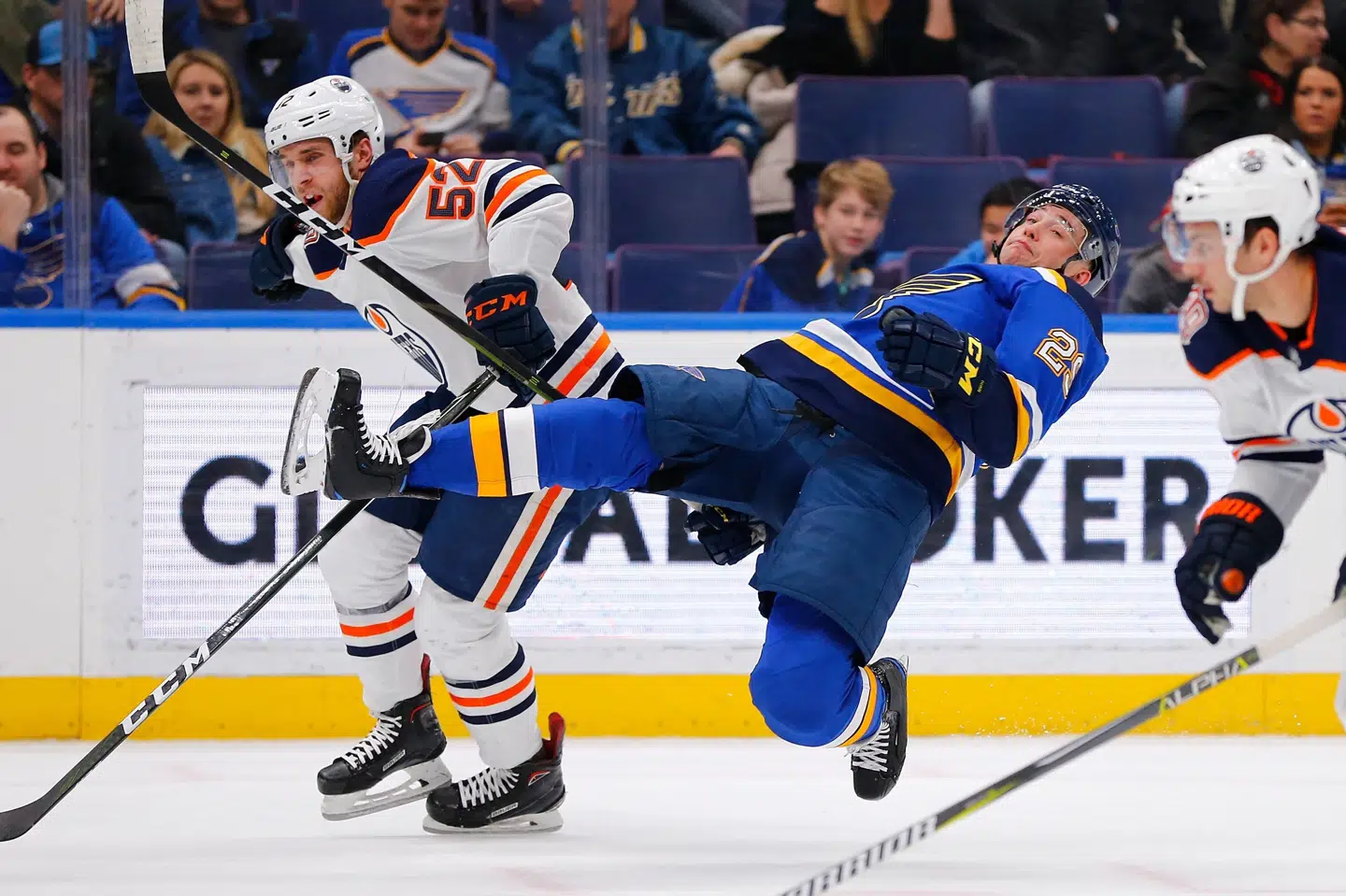 Patrick Russell (til venstre) får nedlagt St. Louis-spilleren Vince Dunn i 3-2-sejren og danskeren for to minutter i straffeboksen. Dilip Vishwanat/Ritzau Scanpix