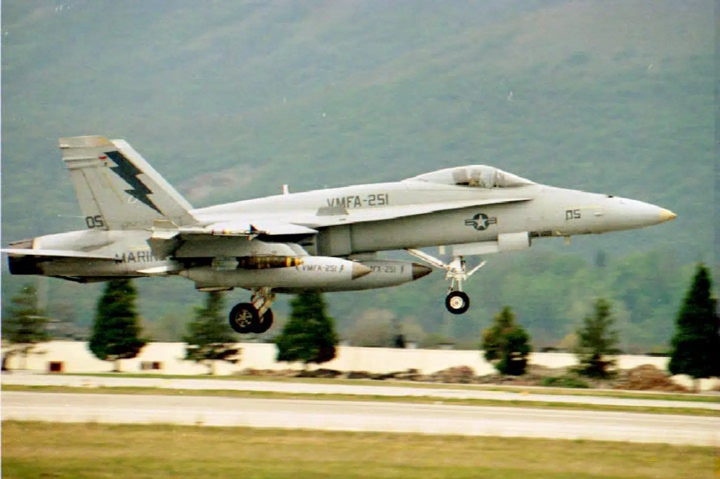 To amerikanske militærfly styrterede tidligt torsdag morgen lokal tid under en øvelse ud for Japans kyst. Et af flyene var et F-18-kampfly som ses på billedet. Seks personer meldes savnet. En er reddet i live. (Arkivfoto). EPA/Ritzau Scanpix