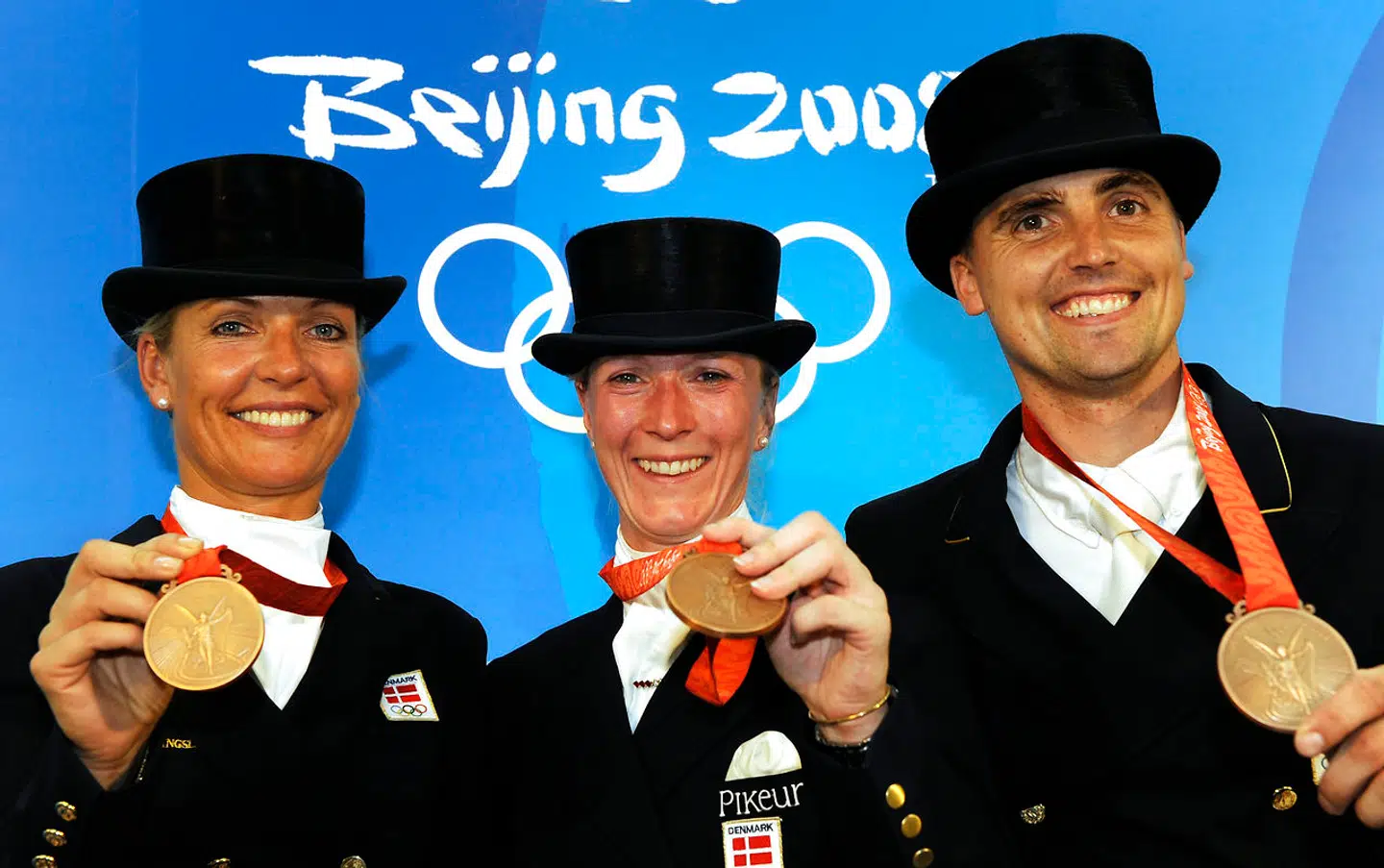 Andreas Helgstrand viser her stolt sin OL-bronzemedalje frem. Den vandt han sammen med Anne vaan Olst og Nathalie zu Sayn-Wittgenstein ved de Olympiske Lege tilbage i 2008 i Beijing.