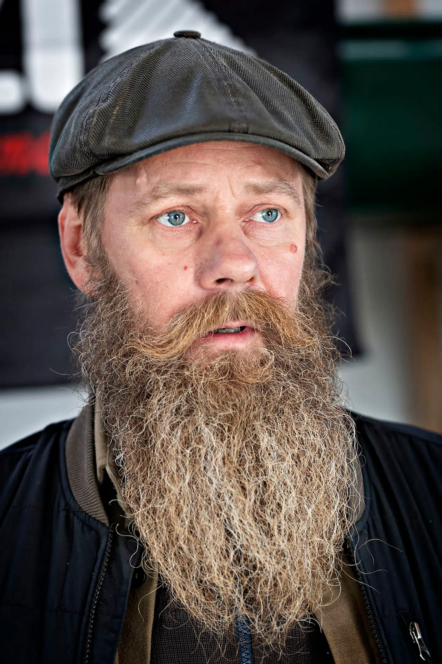 Gert Rosenfeldt flyttede til Stege fra København for tre år siden, og han er utilfreds med, at regeringen og Dansk Folkeparti vil placere 100 afviste kriminelle asylansøgere på øen tre km ude i bugten.