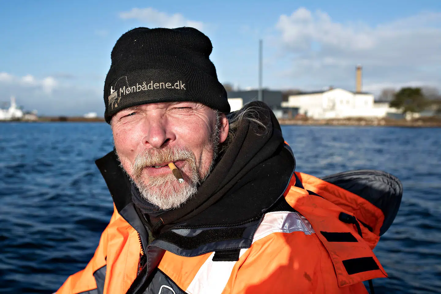 »Hvis der skal være 100 afviste asylansøgere på øen, kommer de til at stå så tæt, at de ikke kan vende et bolche i munden,« siger færgemand Carsten Hansen.