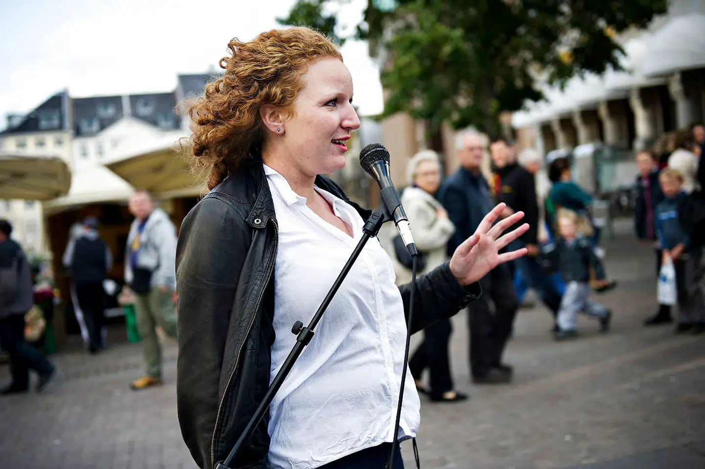 Rosa Lund taler under et event, Enhedslisten afholdt umiddelbart før valget i 2011. Her blev hun som 24-årig valgt ind i Folketinget. (Foto: Marie Hald/Scanpix 2011)