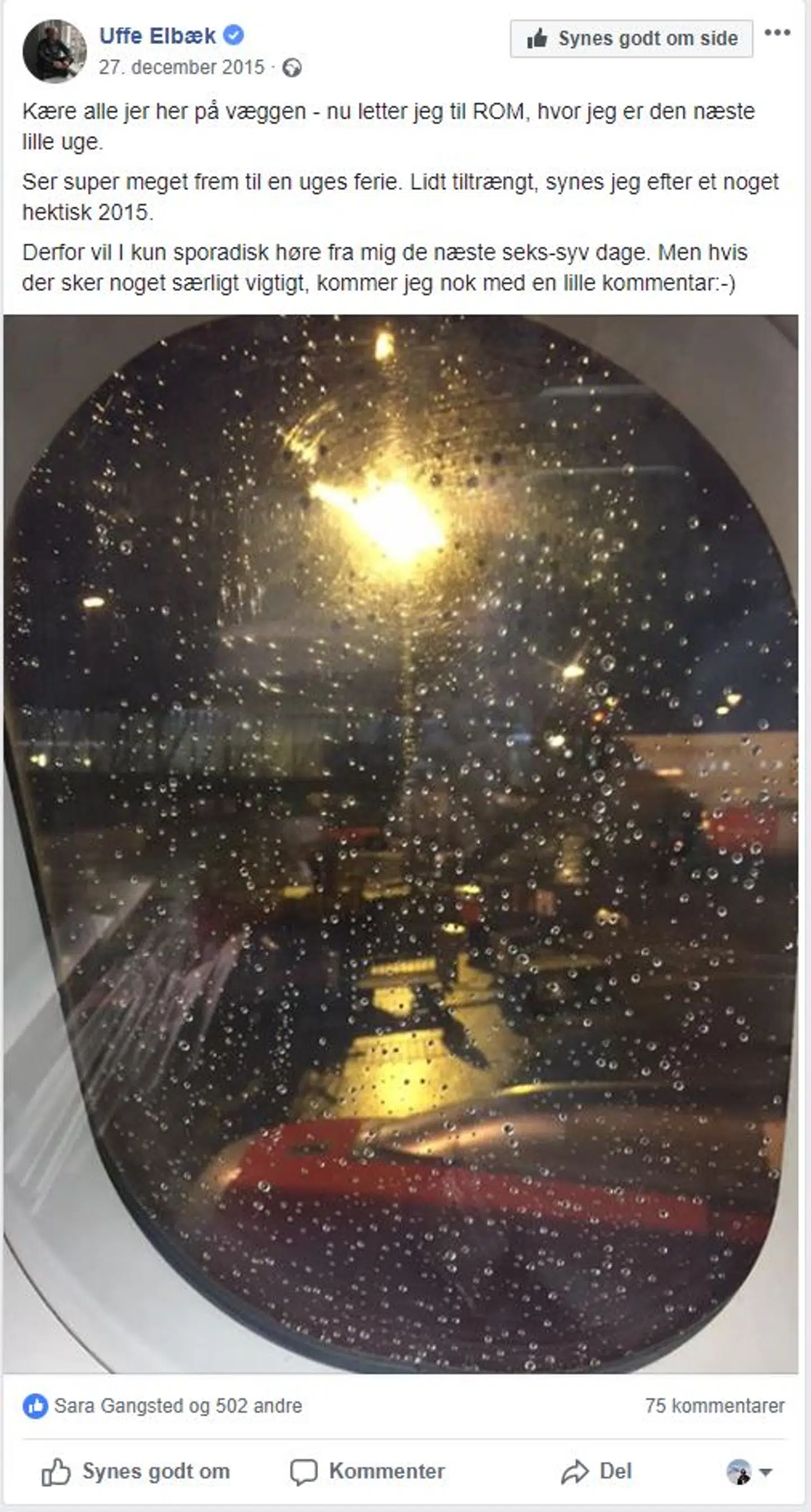 Uffe Elbæk tog i slutningen af 2015 på en uges ferie til Rom. Her ses et billede fra flyet. Foto: Facebook