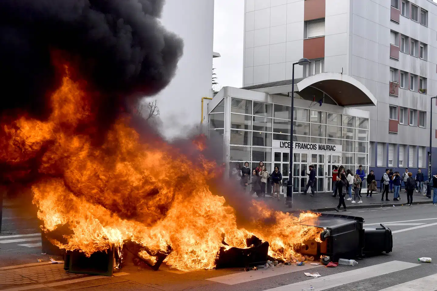 Gymnasieelever brænder en barrikade foran deres skole under demonstration mod nye afgifter og mod præsident Macrons reformpolitik. Nicolas Tucat/Ritzau Scanpix