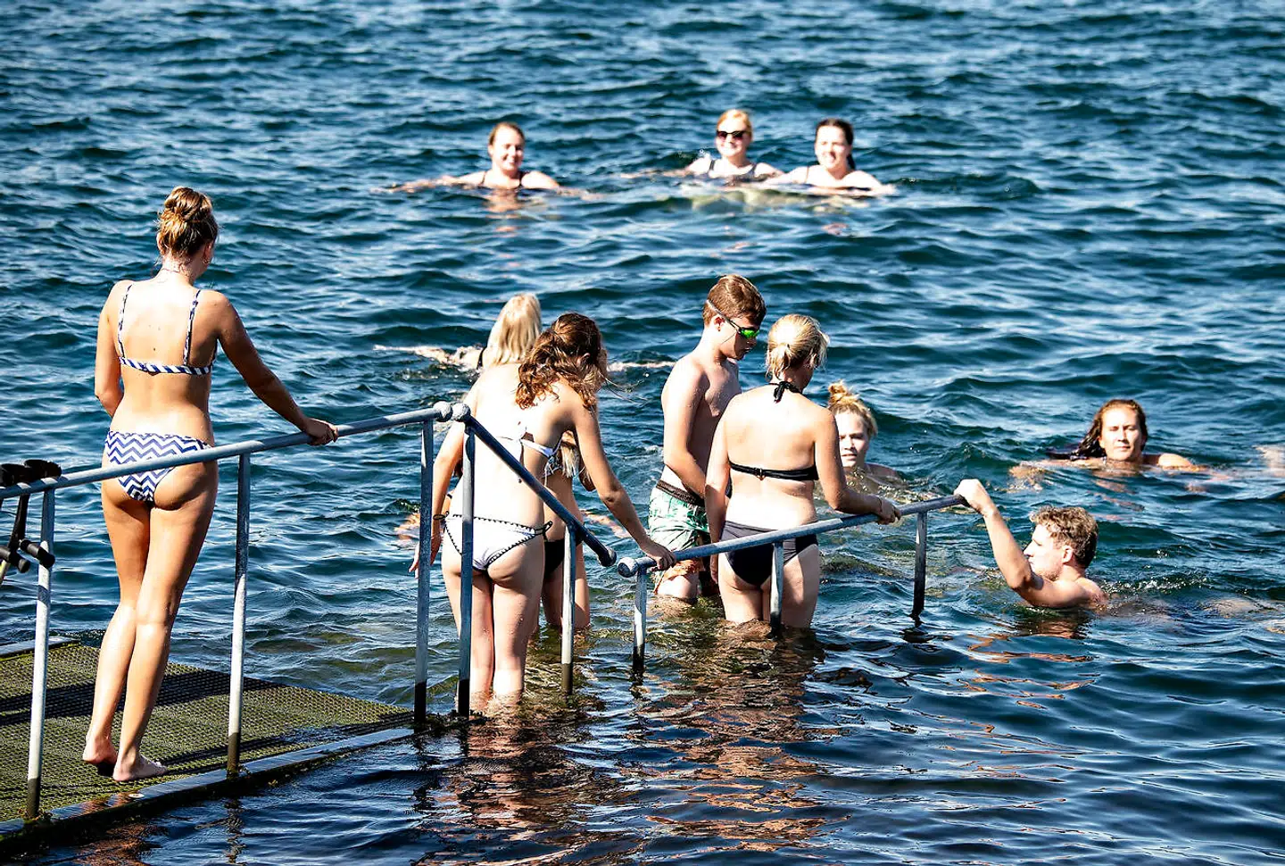 Badegæster på vej i vandet i Aarhus Bugt fra promenaden på Aarhus Ø, torsdag 2. august 2018. (Foto: Henning Bagger/Ritzau Scanpix)