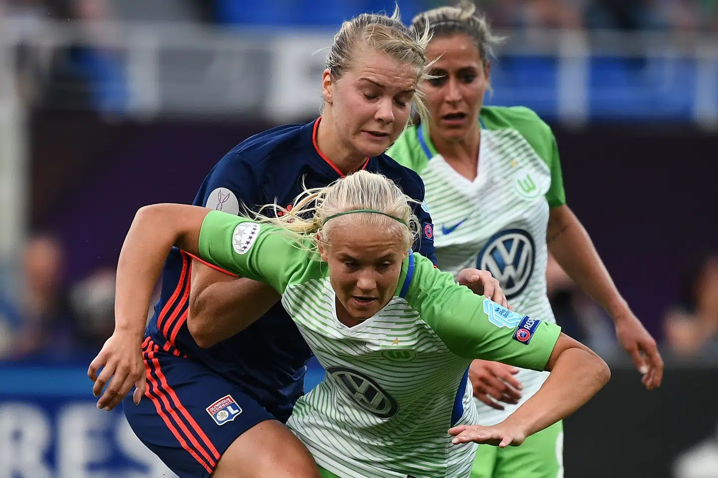 Wolfsburgs danske stjerneangriber Pernille Harder (forrest) var oppe imod Olympique Lyon og den norske angriber Ada Hegerberg (til venstre) Champions League-finalen i maj. Harder scorede et mål i finalen, men det var Hegerberg og Lyon, som vandt kampen. Franck Fife/Ritzau Scanpix