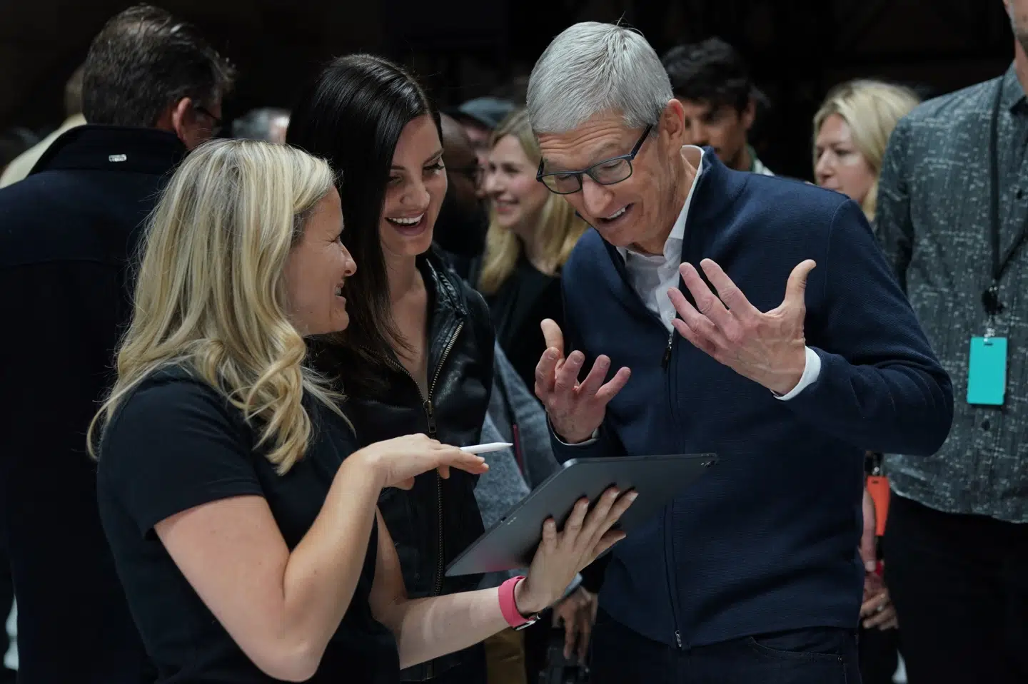 Apples administrerende direktør Tim Cook præsenterer en ny iPad. I Danmark var streamingtjenester blandt de mest downloadede til iPads i 2018. (Arkivfoto) Timothy A. Clary/Ritzau Scanpix