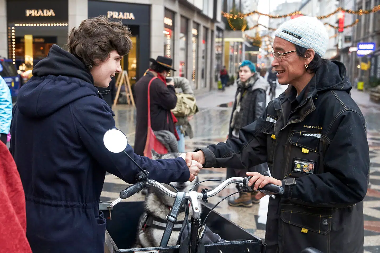 Lukas hilser på de medvirkende hjemløse. Lukas Graham har lavet en plade medhjemløse Hus Forbi sælgere. Den præsenterer de mandag den 3. december på Amager Torv.