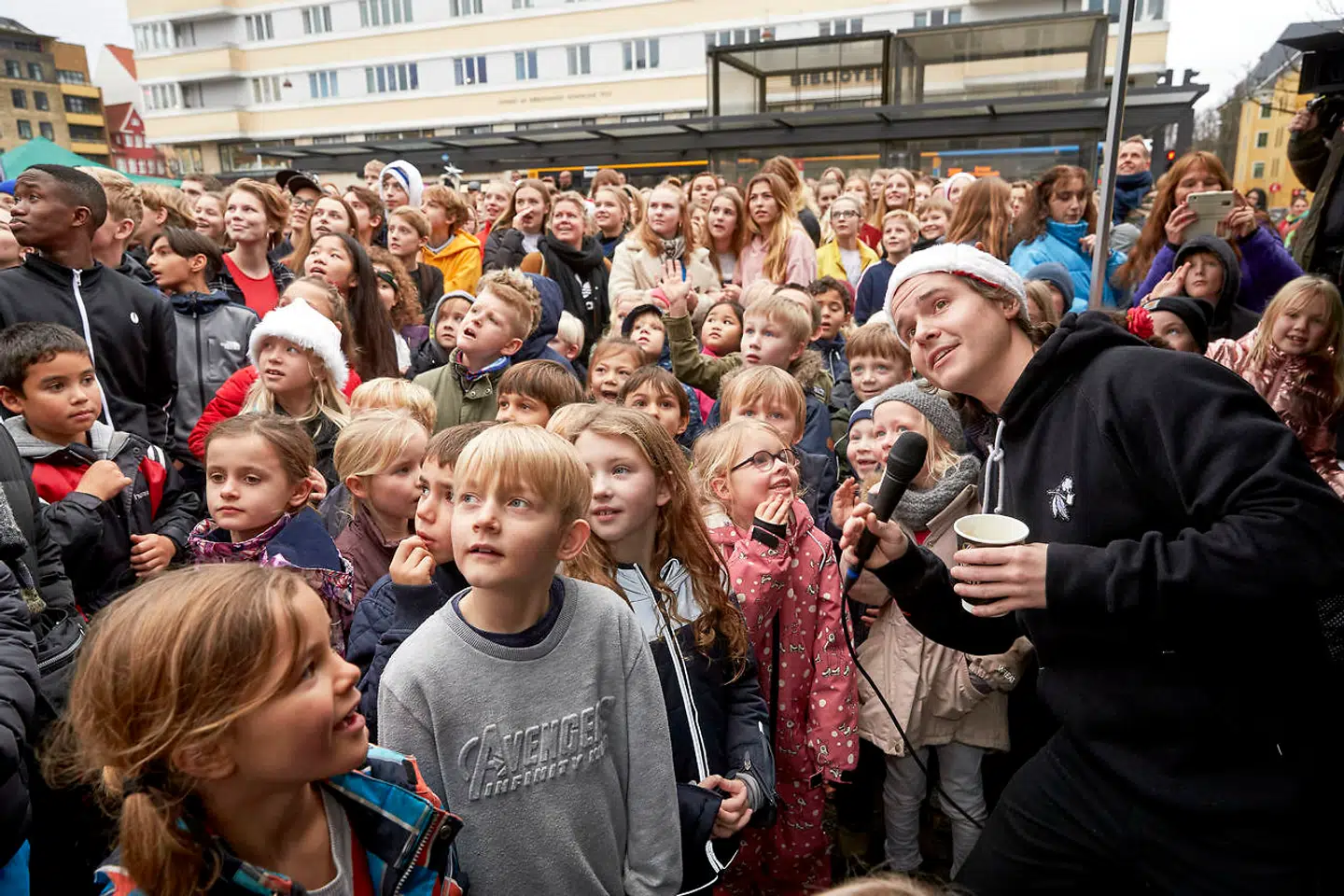 Lukas Graham har lavet en plade med hjemløse Hus Forbi sælgere og giver en koncert på Christianshavn Torv. Mandag den 3. december.