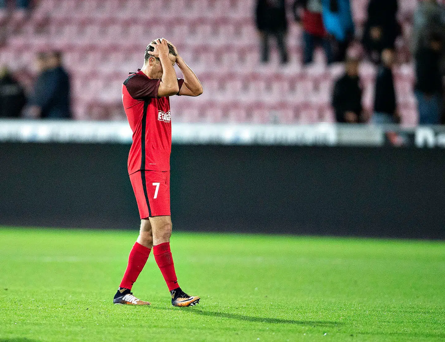 Jakob Poulsen ærgrer sig her, efter FC Midtjylland blev slået ud af Europa-kvalifikationen mod Malmö FF.