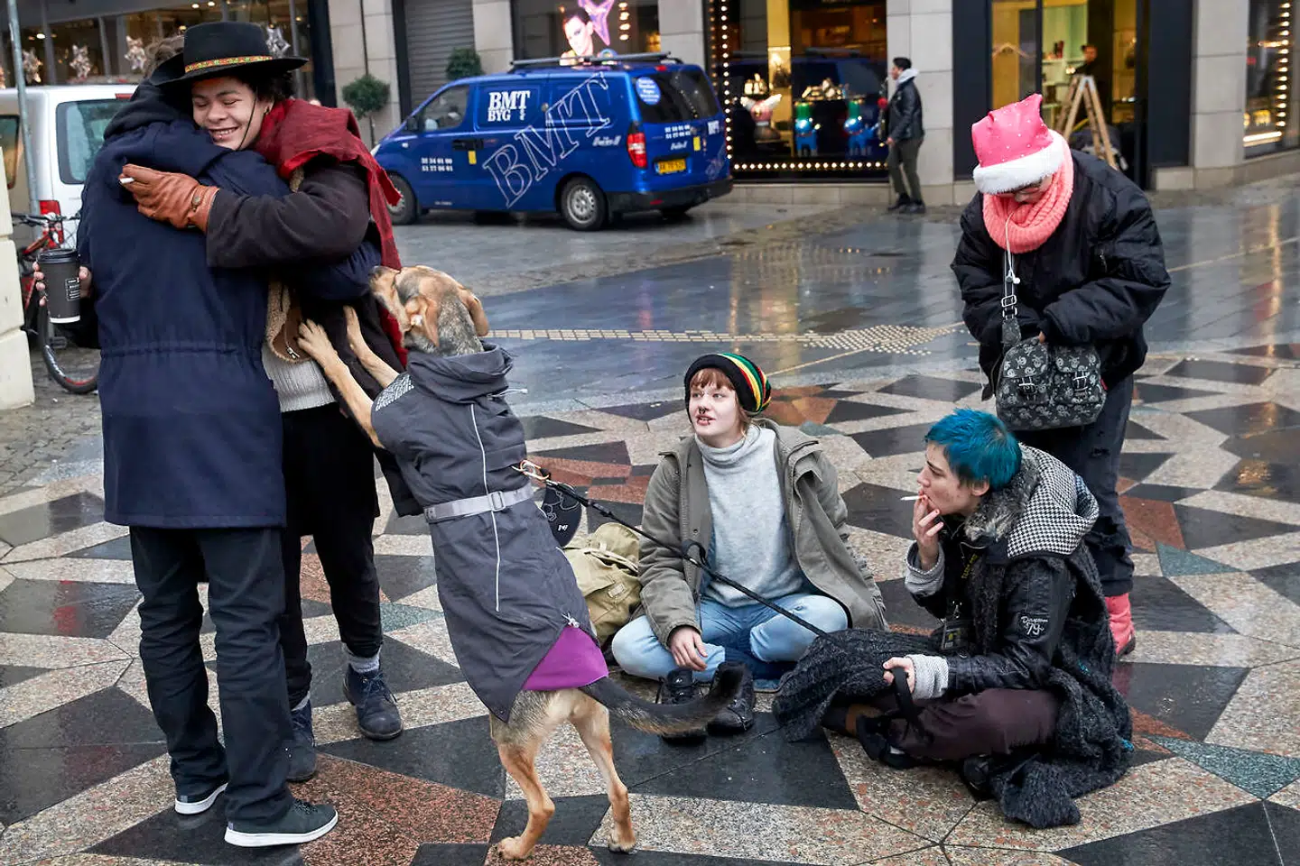 Lukas hilser på Ravn en af de medvirkende hjemløse. Lukas Graham har lavet en plade medhjemløse Hus Forbi sælgere. Den præsenterer de mandag den 3. december på Amager Torv.