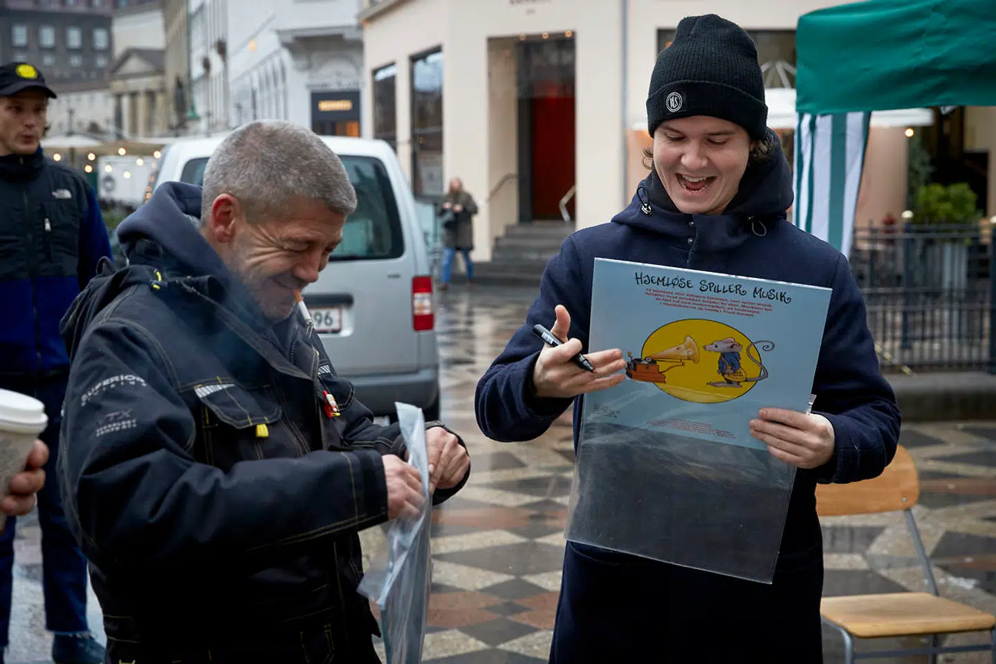 Lukas signere plader. Lukas Graham har lavet en plade medhjemløse Hus Forbi sælgere. Den præsenterer de mandag den 3. december på Amager Torv.