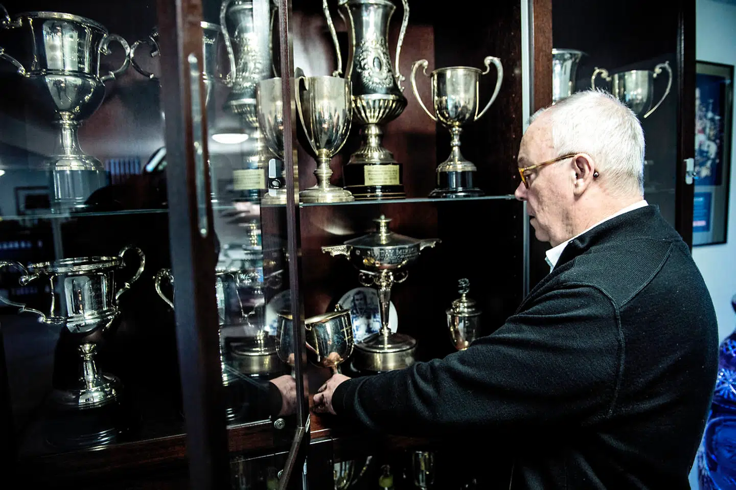 Ole Olsen med nogle af de mange pokaler, han vandt i sin aktive karriere.
