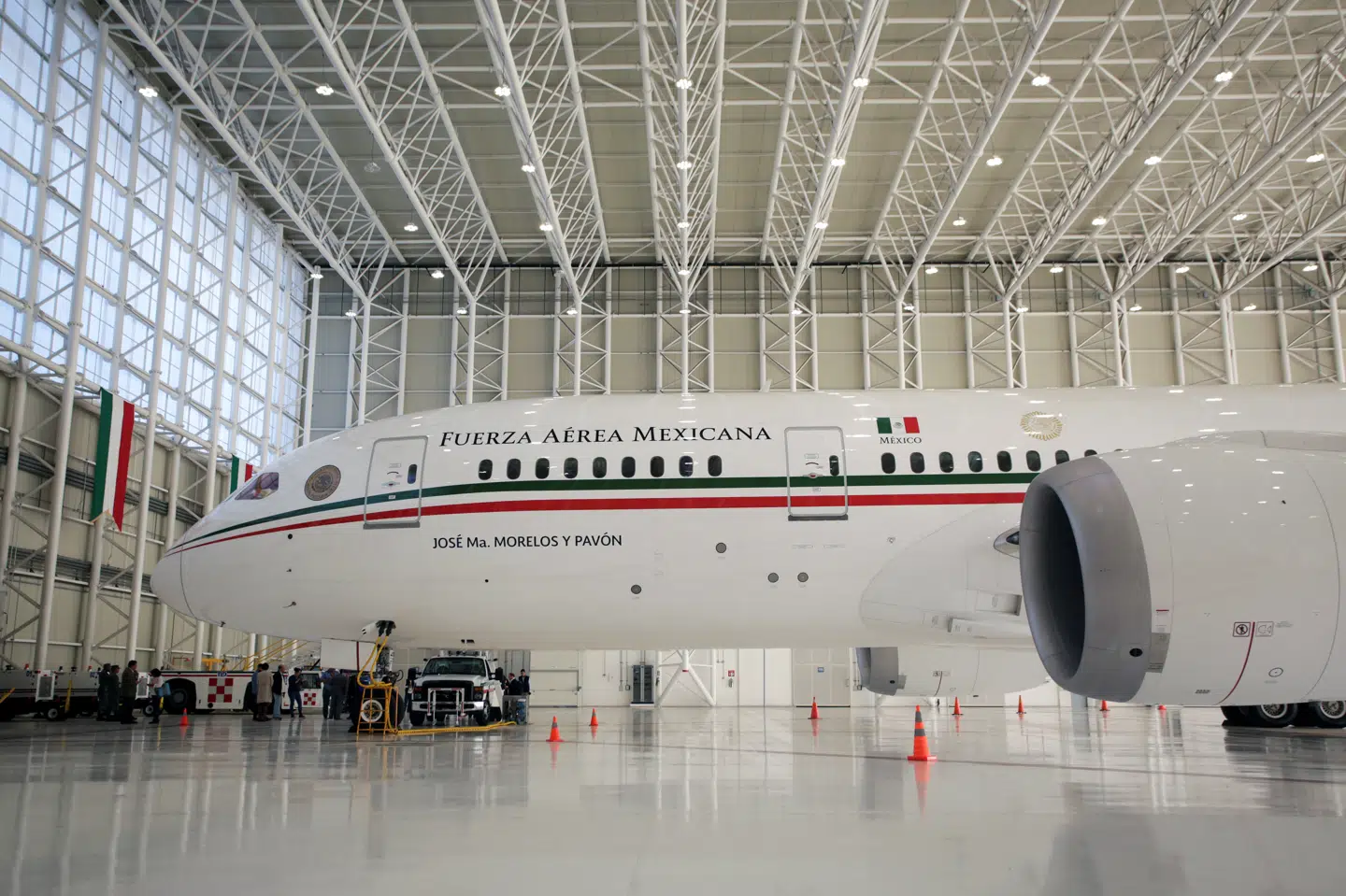Mexicos præsidentfly, en Boeing 787-8 Dreamliner, kostede 218 millioner dollar, svarende til 1,4 milliarder kroner, da det blev købt for få år siden. Nu er det sat til salg af landets nye præsident, der vil gøre op med politikeres pamperi. Daniel Becerril/Reuters