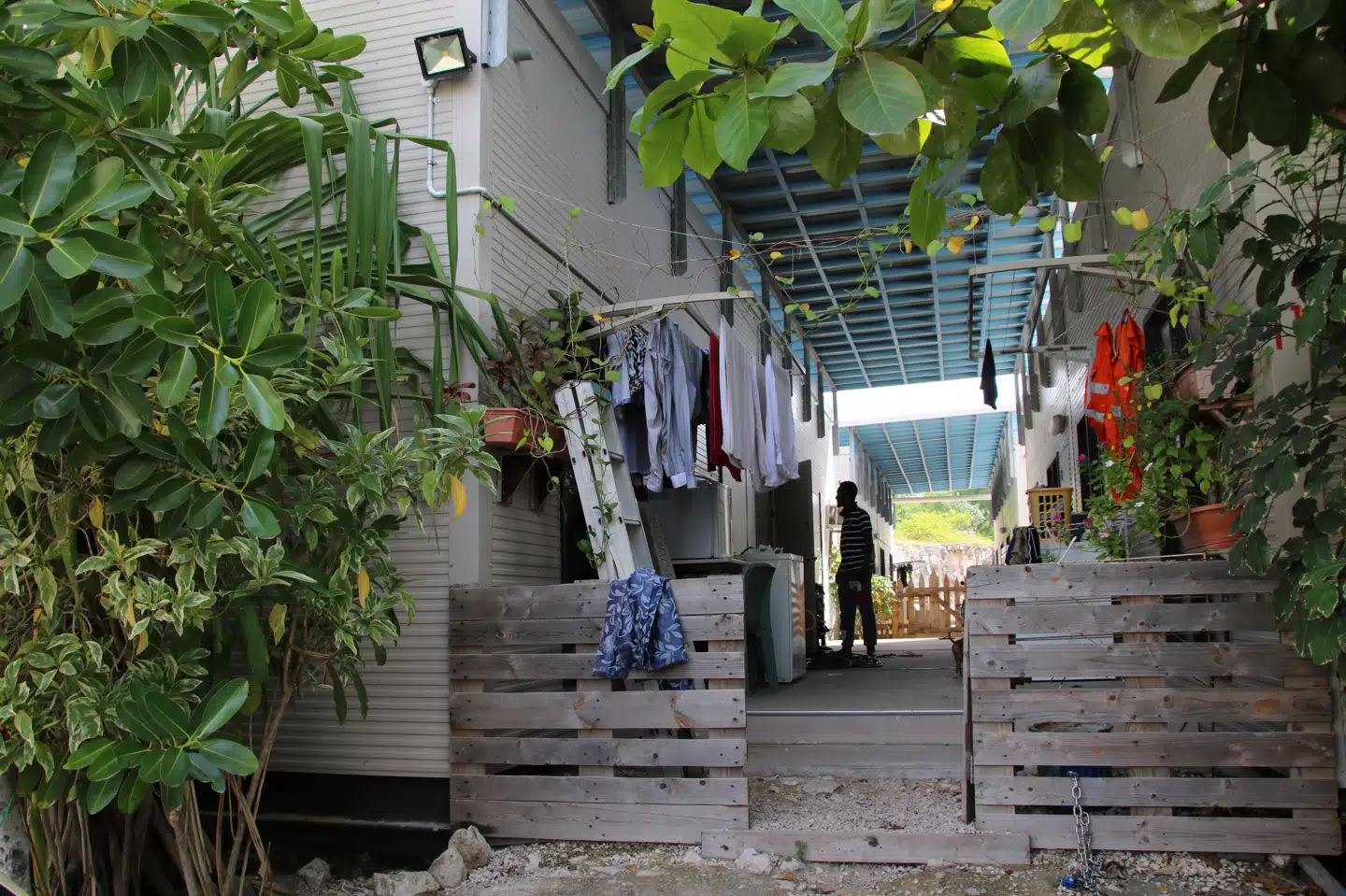 I Nauru bor flygtninge og asylansøgere i containerhuse eller i store, hvide telte, fortæller kulturtolk Tahir Bakhtiary, der har arbejdet på øen. (Arkivfoto) Mike Leyral/Ritzau Scanpix