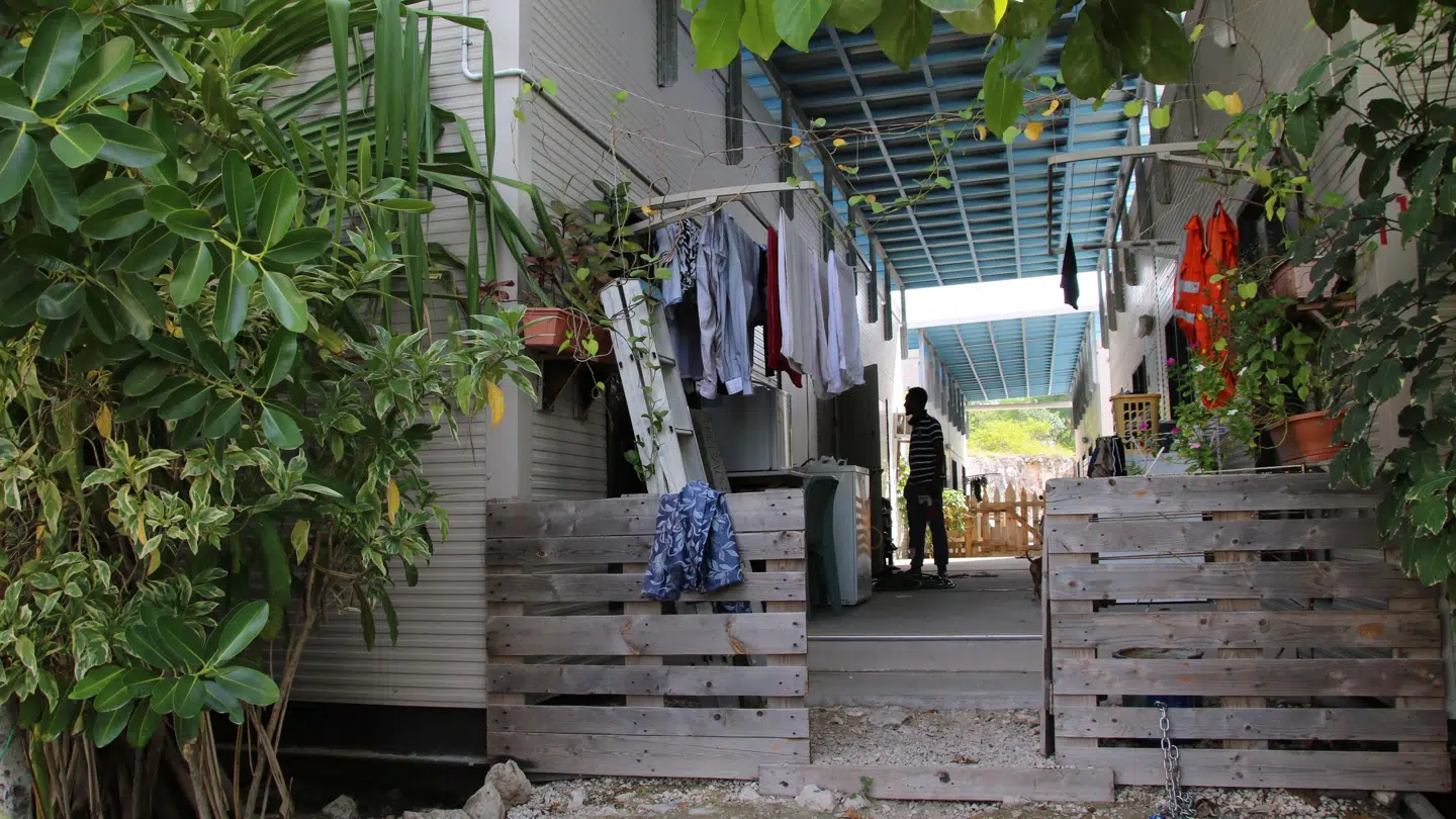 I Nauru bor flygtninge og asylansøgere i containerhuse eller i store, hvide telte, fortæller kulturtolk Tahir Bakhtiary, der har arbejdet på øen. (Arkivfoto) Mike Leyral/Ritzau Scanpix