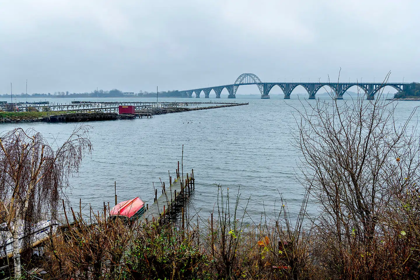 Kalvehave, en lille by der ligger tæt på den lille ø Lindholm skal omdannes til udrejsecenter for kriminelle flygtninge. Indbyggerne frygter, at det vil medføre stigende kriminalitet og faldende huspriser.