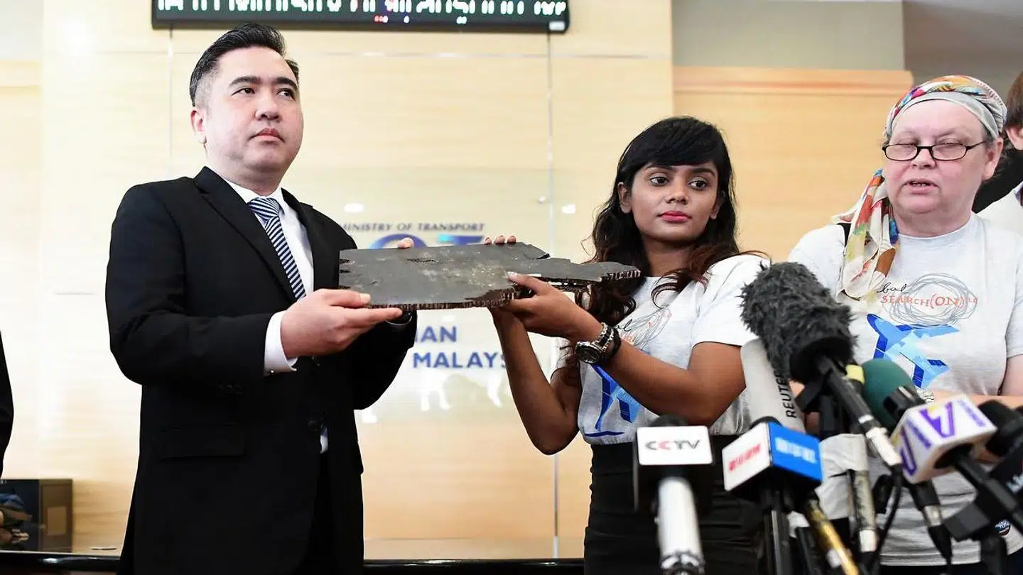 Grace Subathirai Nathan er datter af en passager på MH370, Anne Daisy. På pressemødet fredag overgav hun mulige vragstykker fra flyet til den malayiske transportminister.