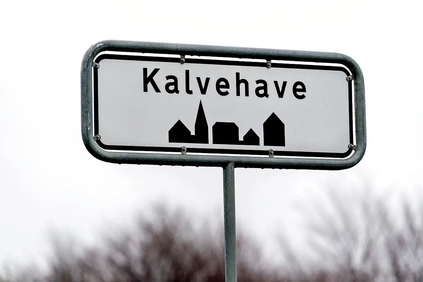 Kalvehave, en lille by der ligger tæt på den lille ø Lindholm skal omdannes til udrejsecenter for kriminelle flygtninge. Indbyggerne frygter, at det vil medføre stigende kriminalitet og faldende huspriser.