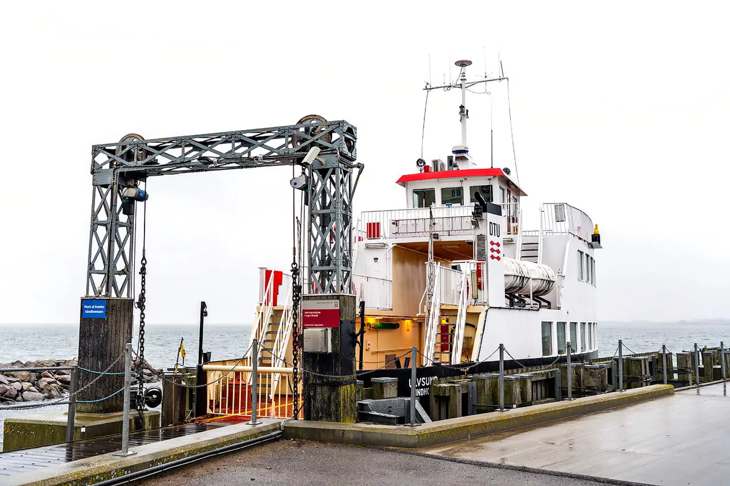 Kalvehave, en lille by der ligger tæt på den lille ø Lindholm skal omdannes til udrejsecenter for kriminelle flygtninge. Indbyggerne frygter, at det vil medføre stigende kriminalitet og faldende huspriser.