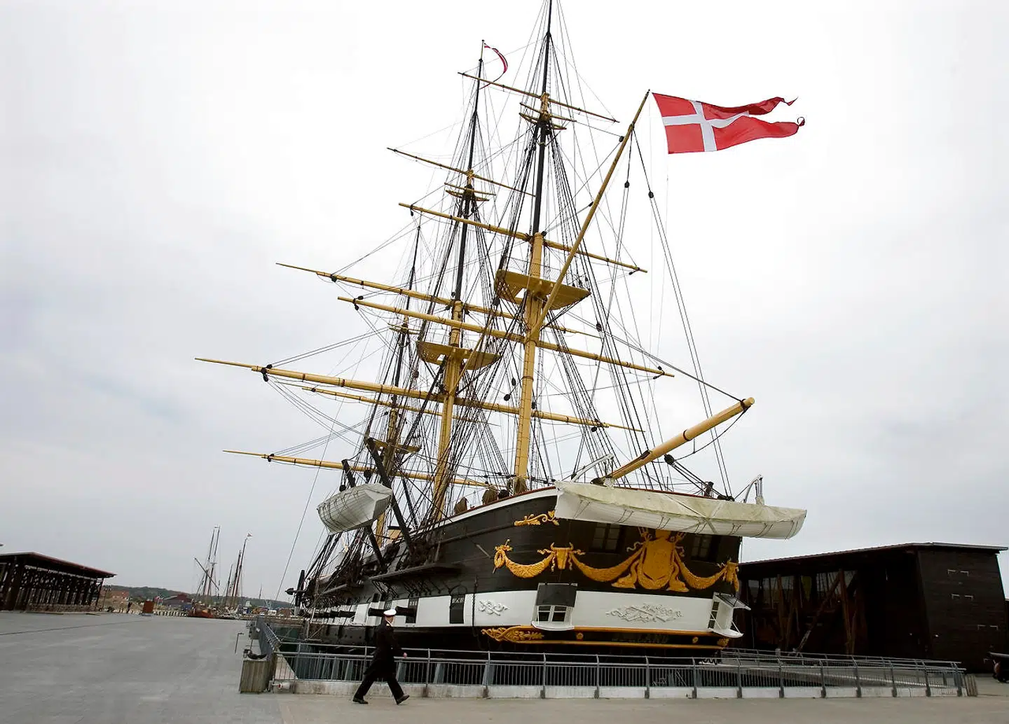 Det er blandt andet på grund af et faldende besøgstal, at Lars Olsen er blevet fyret.