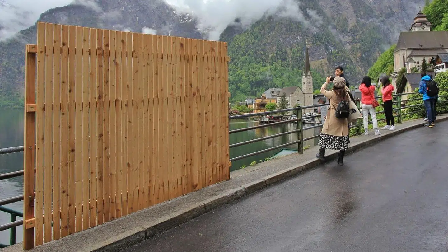Borgmesteren i Hallstatt fik tidligere i maj sat dette træhegn op for at blokere den vidunderlige udsigt, som trækker masser af turister til.